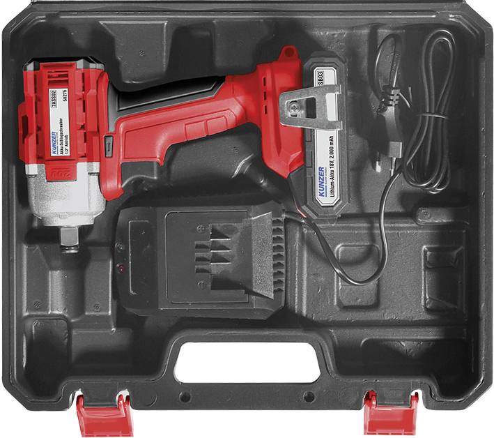 Ein roter Akku-Schlagschrauber-Kit in einer schwarzen Kunststoffbox mit Ladegerät und Akku.