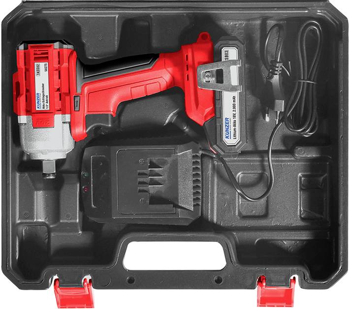 Ein roter und silberner Akkuschrauber in einer schwarzen Kunststoffbox mit Ladegerät und Akku. Enthält Zubehör und Kabel.