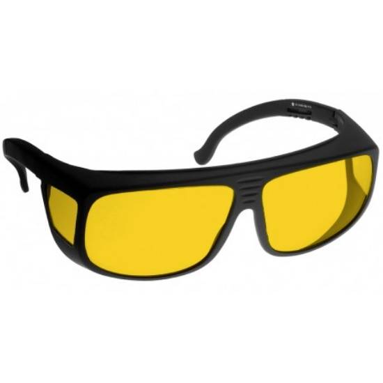 Schwarze Sonnenbrille mit gelben Gläsern, die für verbesserten Kontrast und Schutz vor Sonnenlicht sorgt.