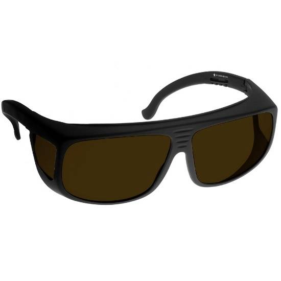 Eine schwarze Sonnenbrille mit breiten Bügeln und dunkel getönten Gläsern liegt auf weißem Hintergrund.