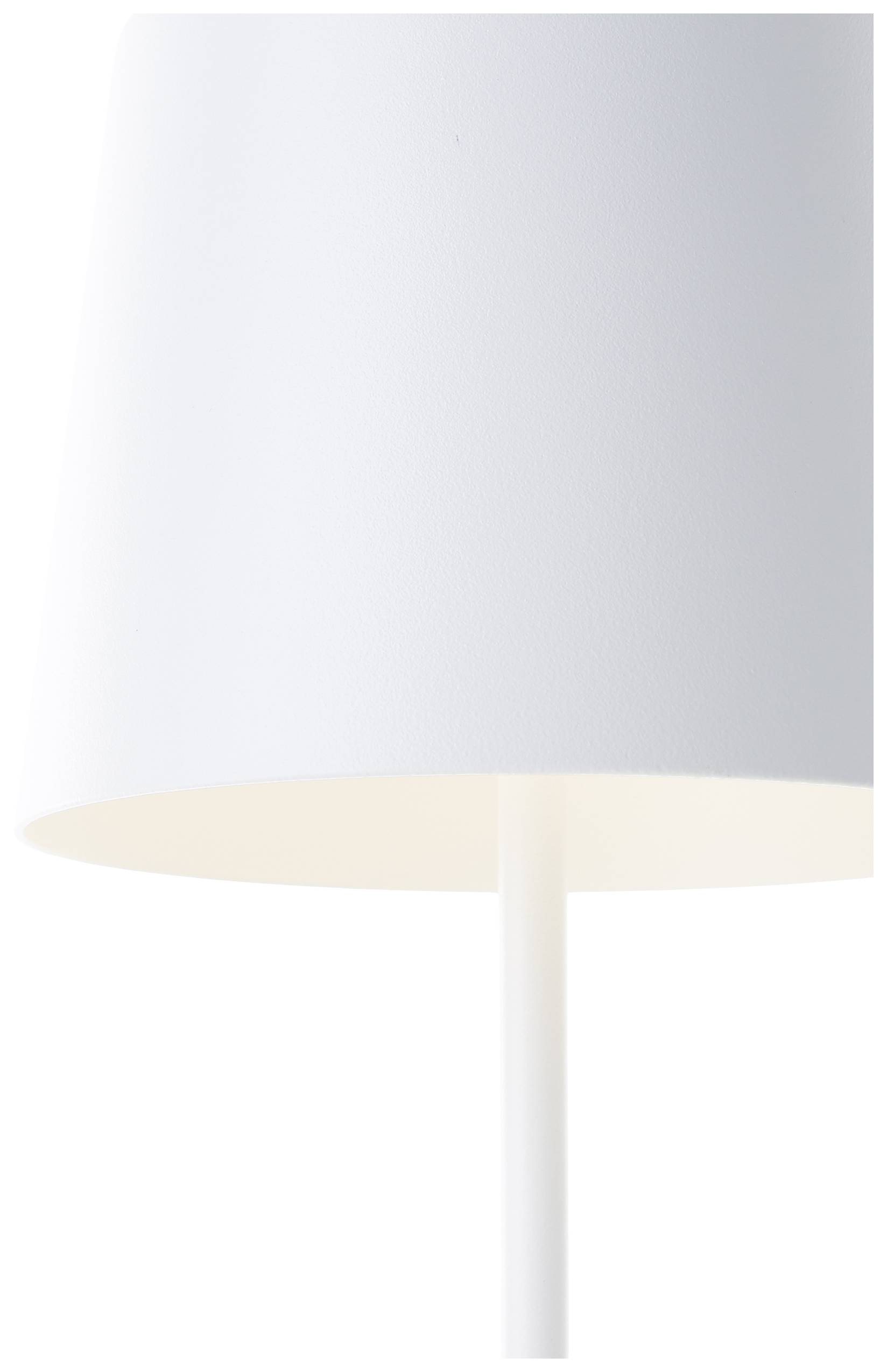 Eine schlichte weiße Tischlampe mit einem konisch geformten Schirm, die auf einem weißen Ständer steht.