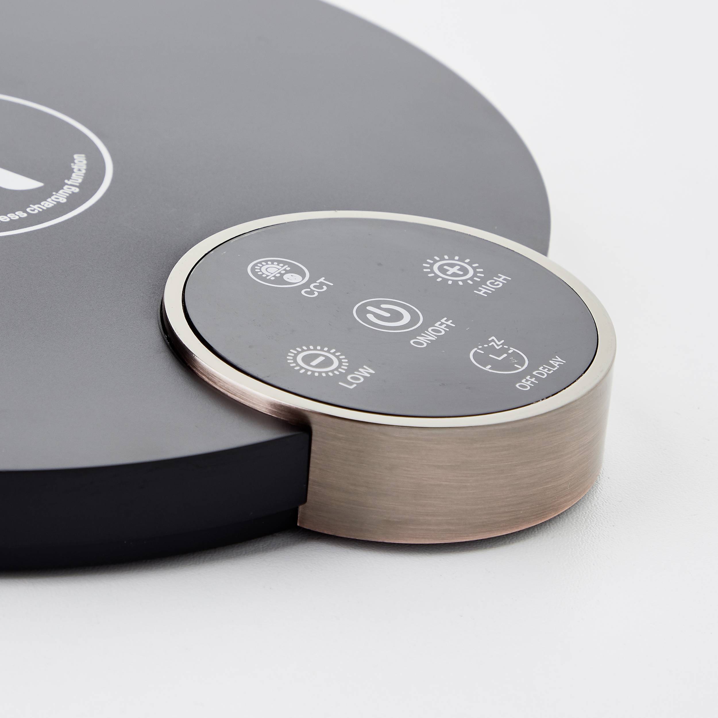 Schwarze, runde LED-Lampe mit Bedienfeld: sechs Tasten, inkl. 'Low', 'High', 'On/Off', und Timer-Einstellungen von 2 bis 12 Stunden.