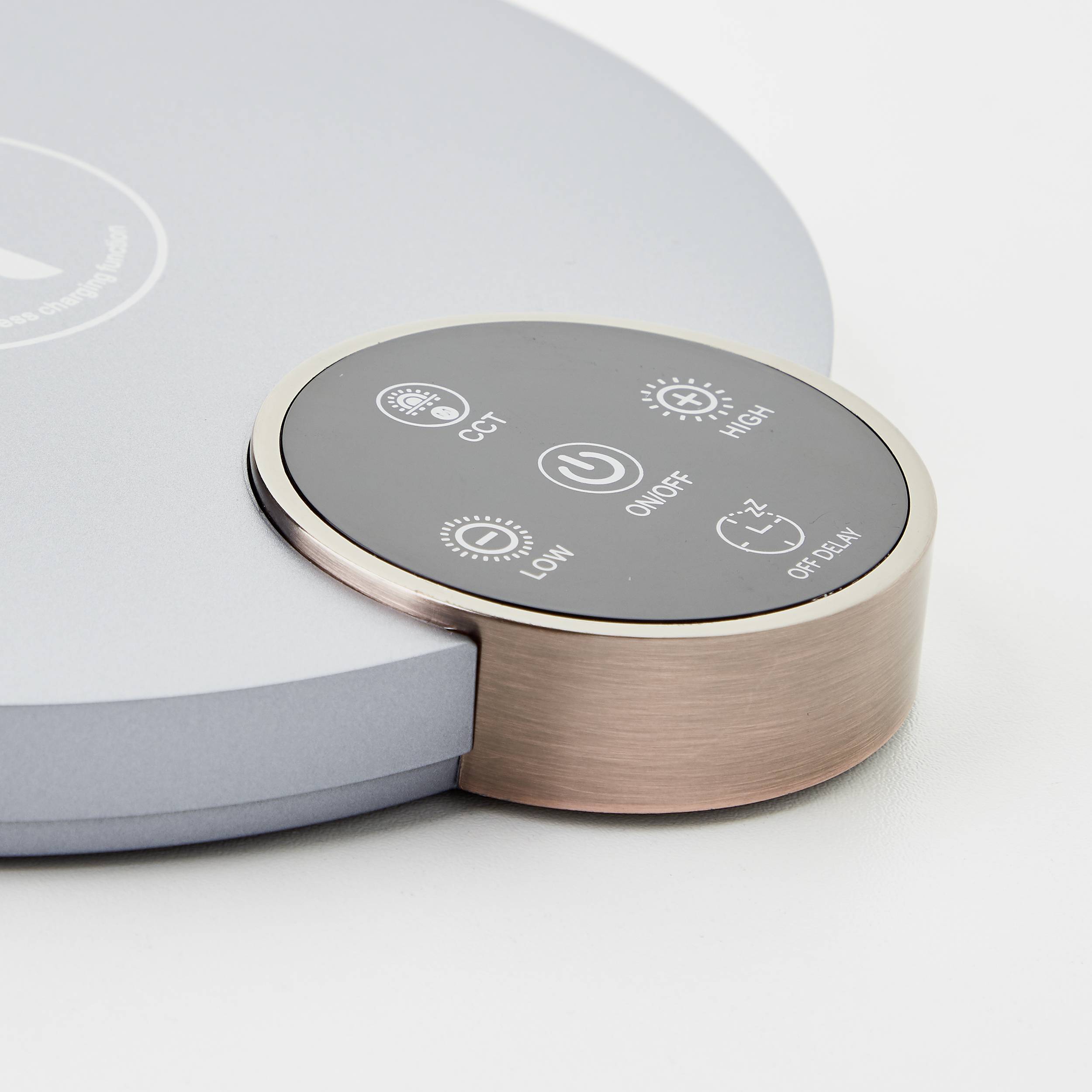 Ein runder, moderner Lichtschalter mit Symbolen für verschiedene Einstellungen: Drehung, Helligkeit, An/Aus, Bewegungssensor.