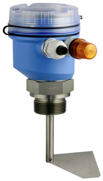 Ein blaues industrielles Messgerät mit einem Metallsensor und orangefarbener Signalleuchte, verwendet zur Füllstandmessung.
