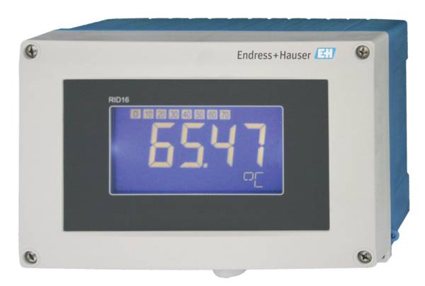 Digitaler Temperaturanzeiger zeigt '65.47 °C', Marke Endress+Hauser, Modell RID16. Anzeige in blauem Leuchten auf grauem Gehäuse.