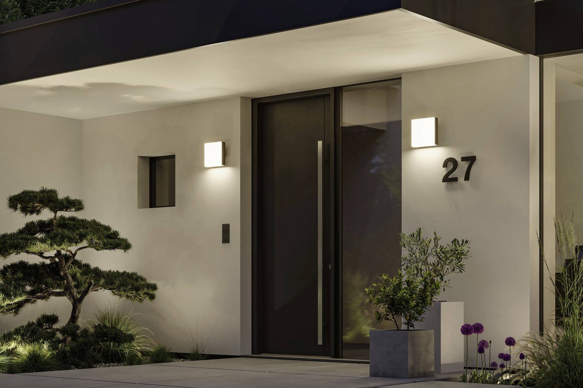 Moderne Hausfassade mit dunkler Tür, Hausnummer '27', quadratischen Außenleuchten und minimalistischer Gartengestaltung mit Bonsai.