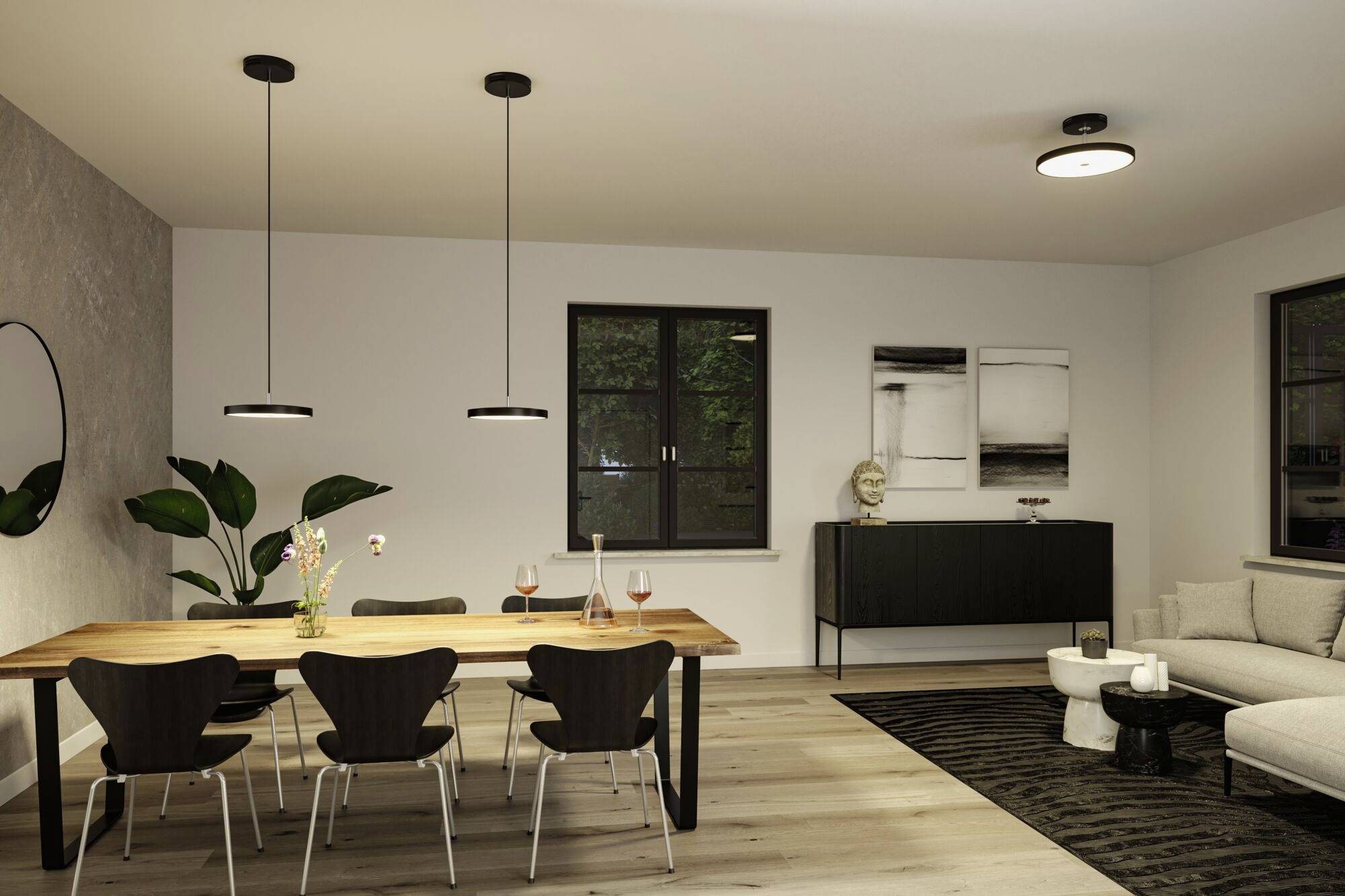 Modernes Esszimmer mit Holztisch, vier schwarzen Stühlen, zwei Glas Wein. Helle Wand, große Pflanze, dezente Beleuchtung.