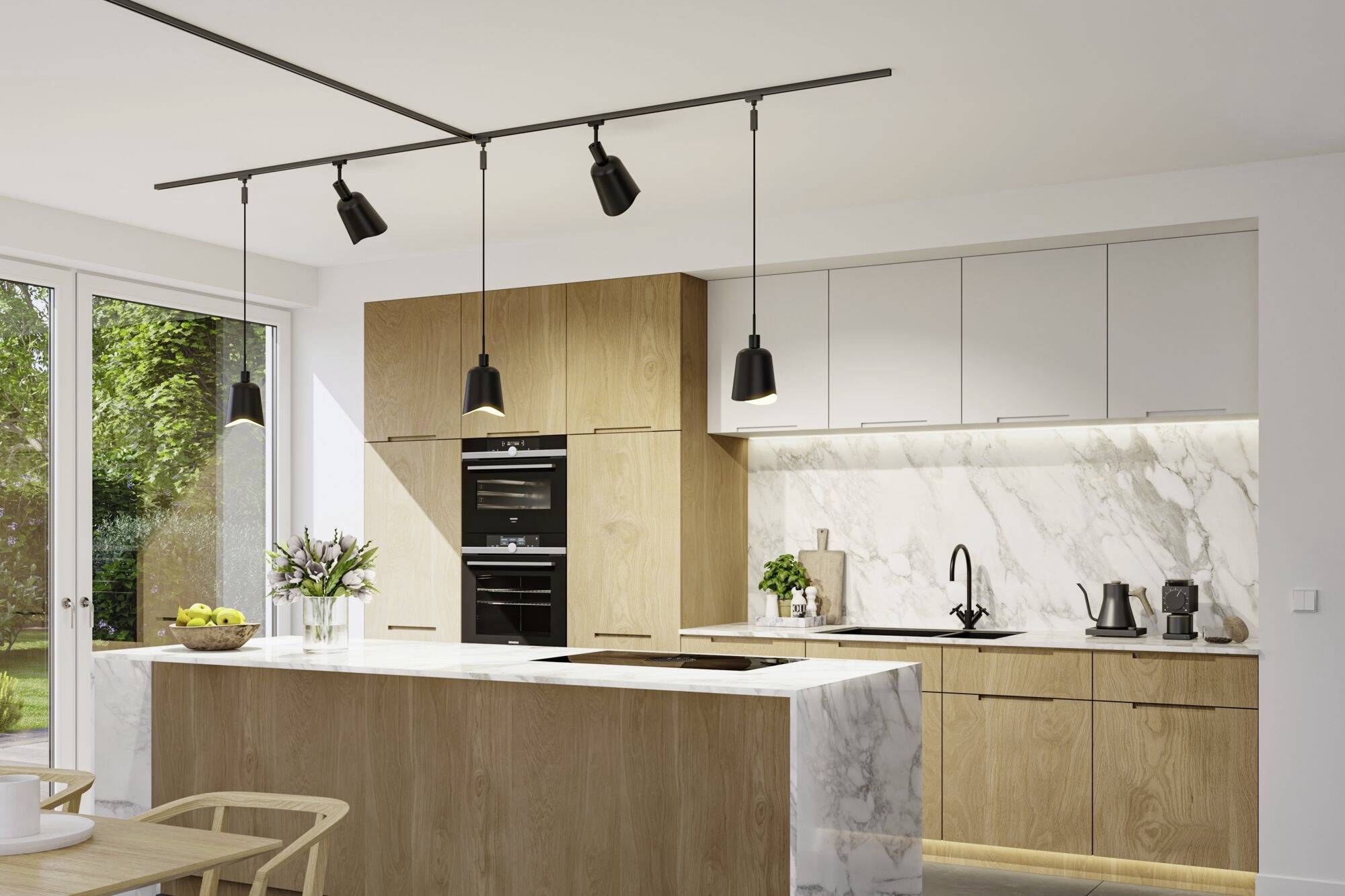 Moderne Küche mit Holzschränken, Marmorarbeitsfläche, eingebautem Ofen und schwarzem Wasserhahn. Hängende Lampen über der Insel.