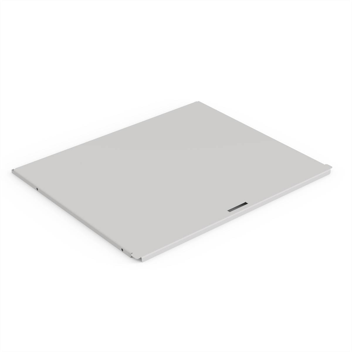 Graues, rechteckiges Objekt mit flachem Profil. Es könnte eine Abdeckung oder Platte sein, die auf einer ebenen Fläche liegt.