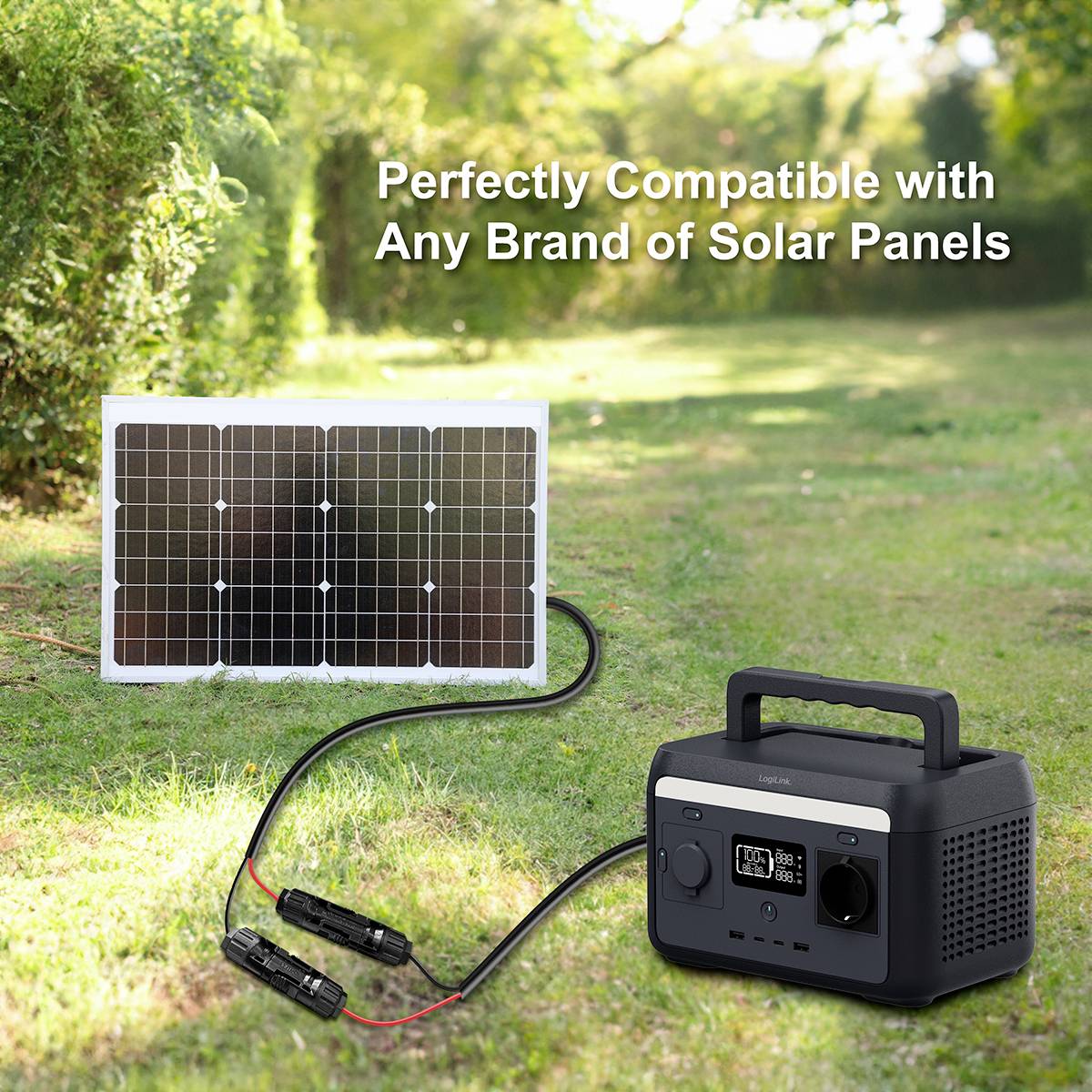 Eine tragbare Stromstation auf Gras, verbunden mit einem Solarpanel. Im Hintergrund Bäume. Text: 'Perfectly Compatible with Any Brand of Solar Panels'.