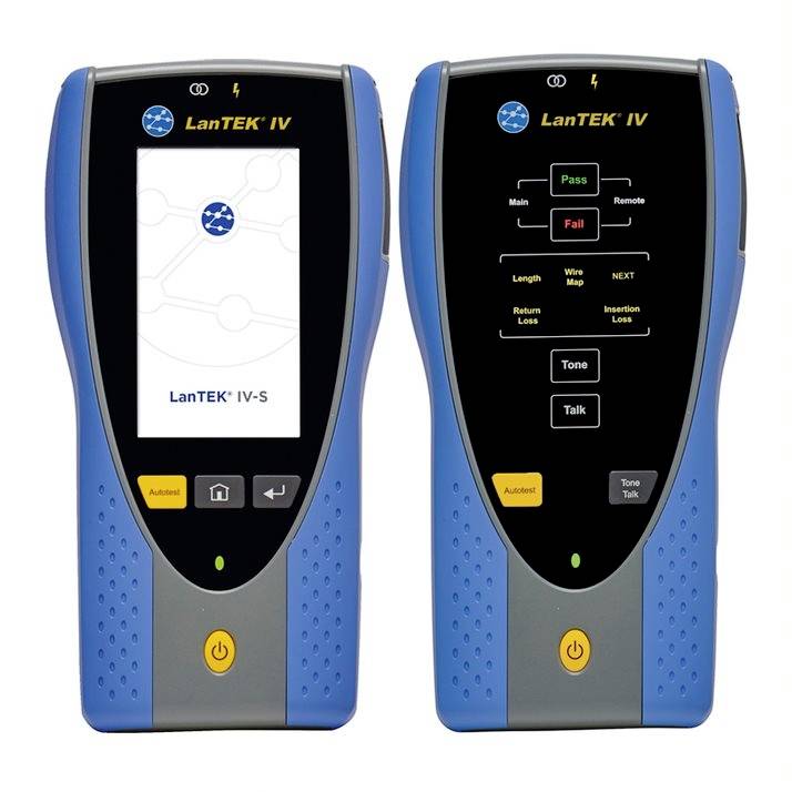 Ein blaues Gerät mit Bildschirm zeigt ein Netzwerk-Diagnosetool. Links ist das Logo zu sehen. Rechts zeigt das Display Testergebnisse.
