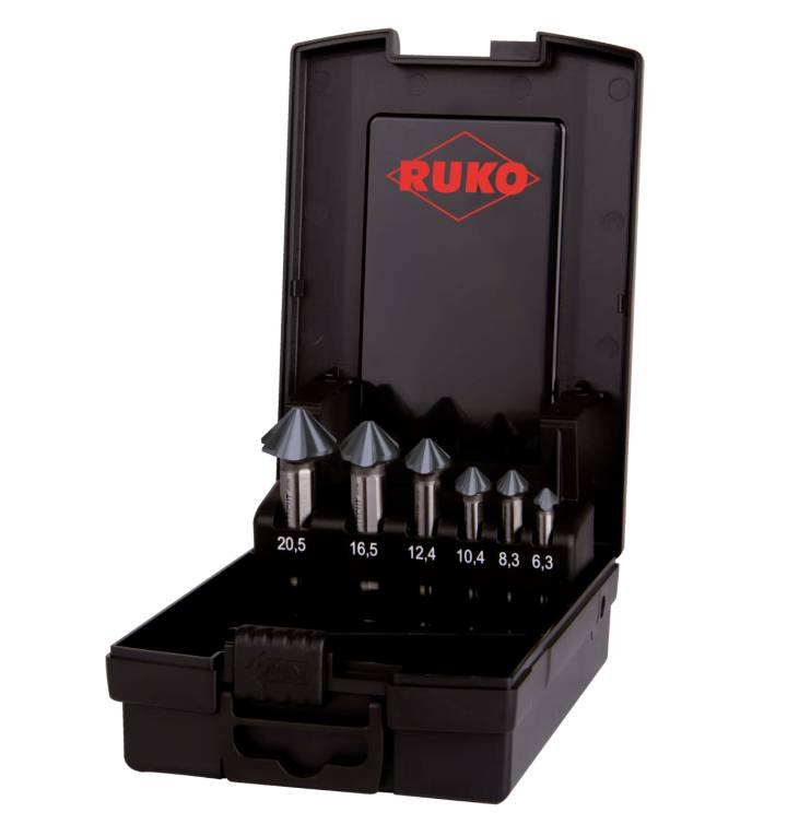 Ein Set von sechs Kegelsenker in einer offenen, schwarzen Aufbewahrungsbox, mit Größen von 6,3 bis 20,5 mm. Markenzeichen 'Ruko' sichtbar.