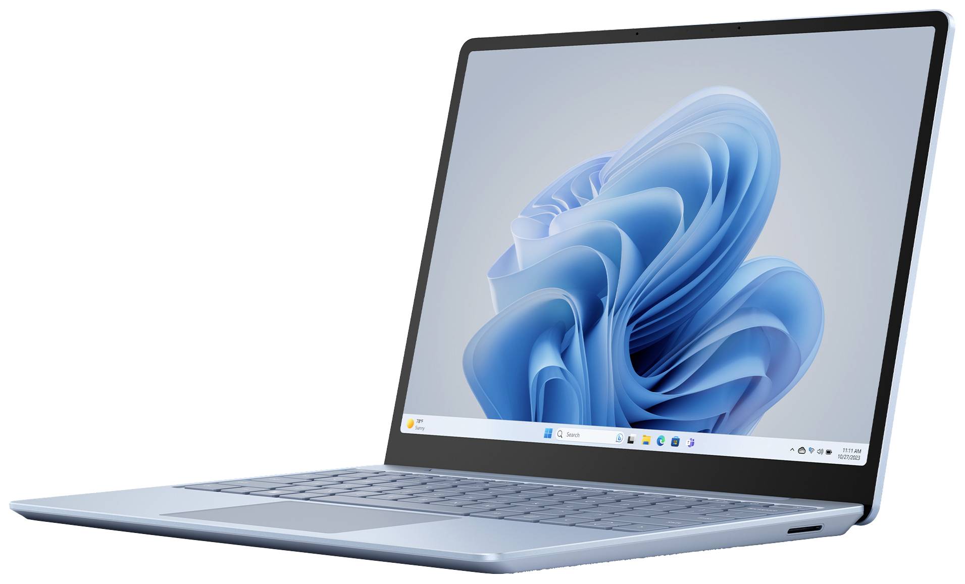 Ein silberner Laptop mit Windows-Desktop auf dem Bildschirm zeigt ein abstraktes blaues Muster. Der Laptop ist schräg von der Seite sichtbar.
