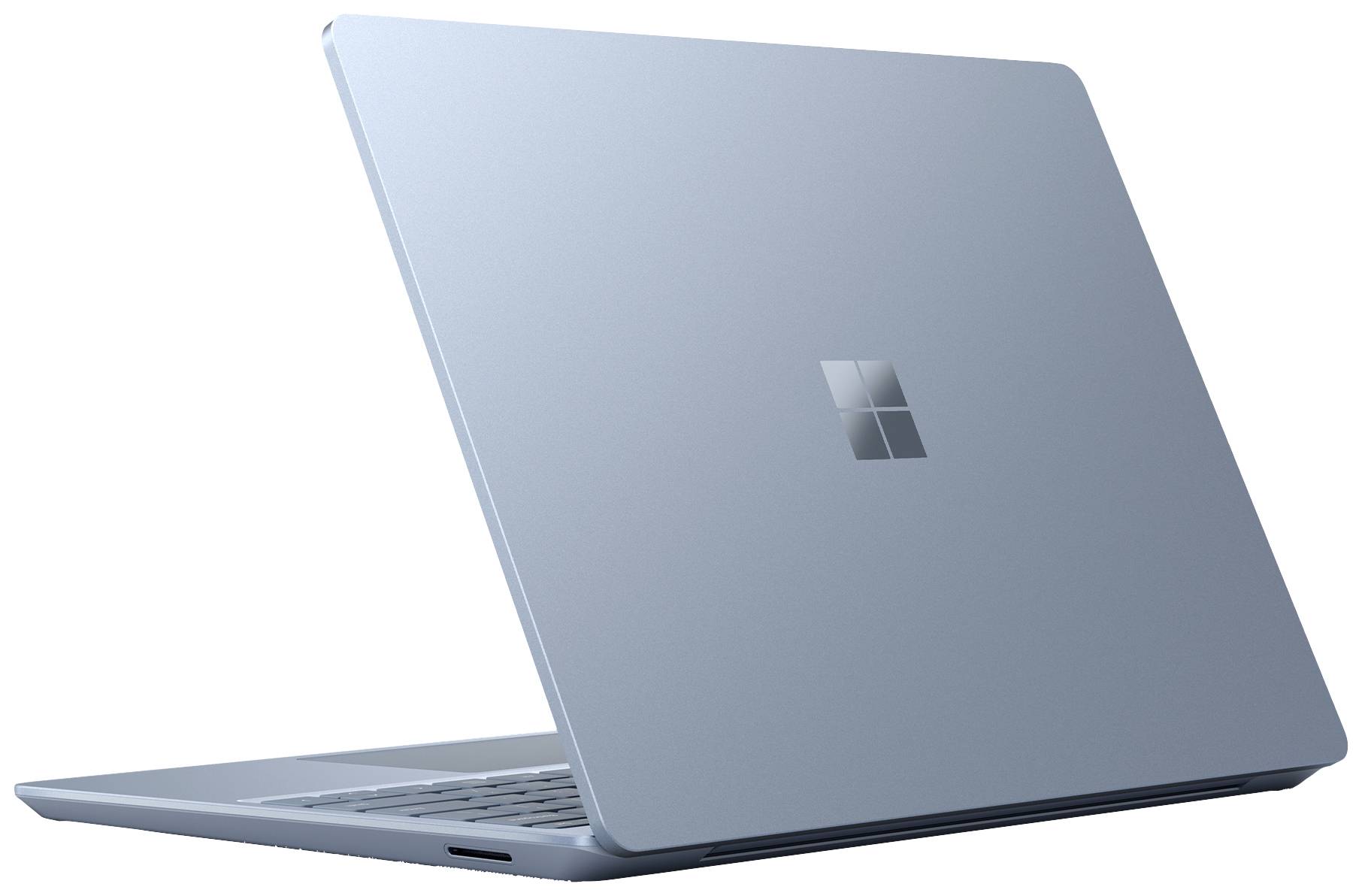 Ein silberner Laptop von der Seite, leicht geöffnet, mit einem Windows-Logo auf der Rückseite des Bildschirms, auf weißem Hintergrund.
