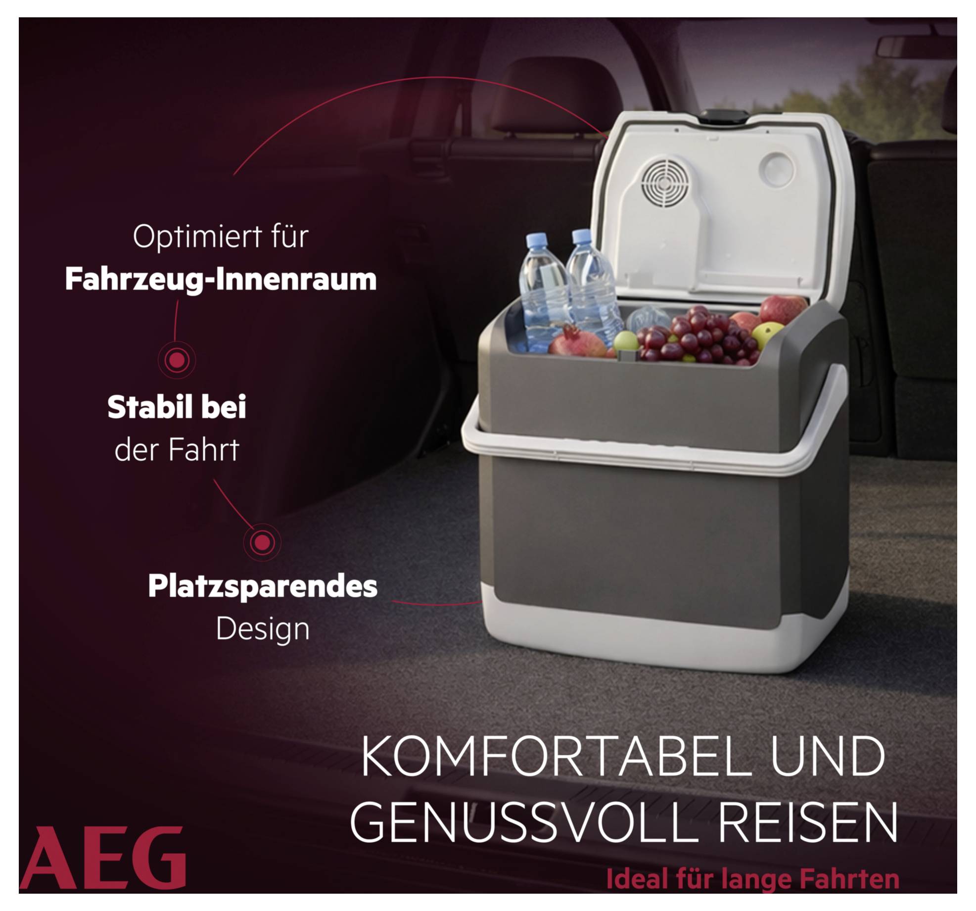 Eine Kühlbox gefüllt mit Flaschen und Obst in einem Kofferraum. Der Text hebt folgende Merkmale hervor: optimiert für den Fahrzeuginnenraum, stabil beim Transport, platzsparendes Design. Das AEG-Logo ist sichtbar.