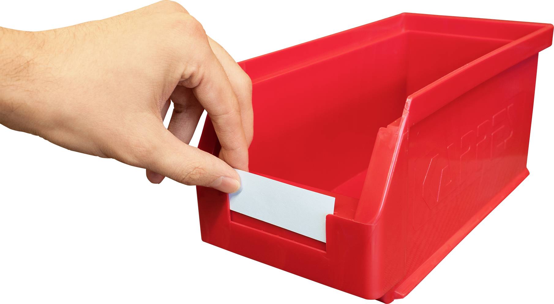 Eine Hand steckt ein Etikett in eine rote Aufbewahrungsbox mit offenem Fach.