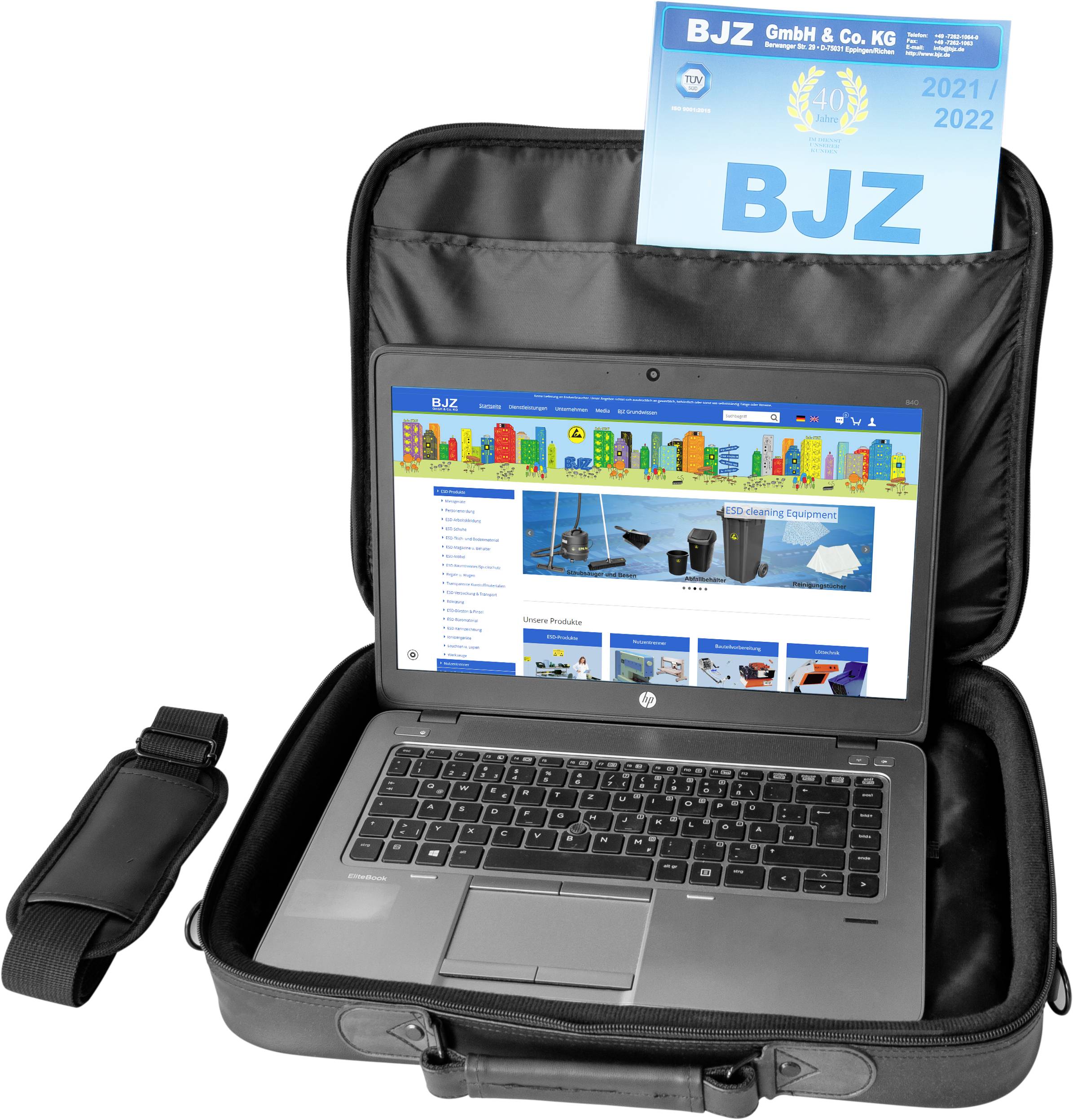 Laptop in schwarzer Tasche mit geöffneter Klappe. Auf dem Bildschirm eine Webseite mit Bauprodukten. Oben ein Kalender von BJZ.