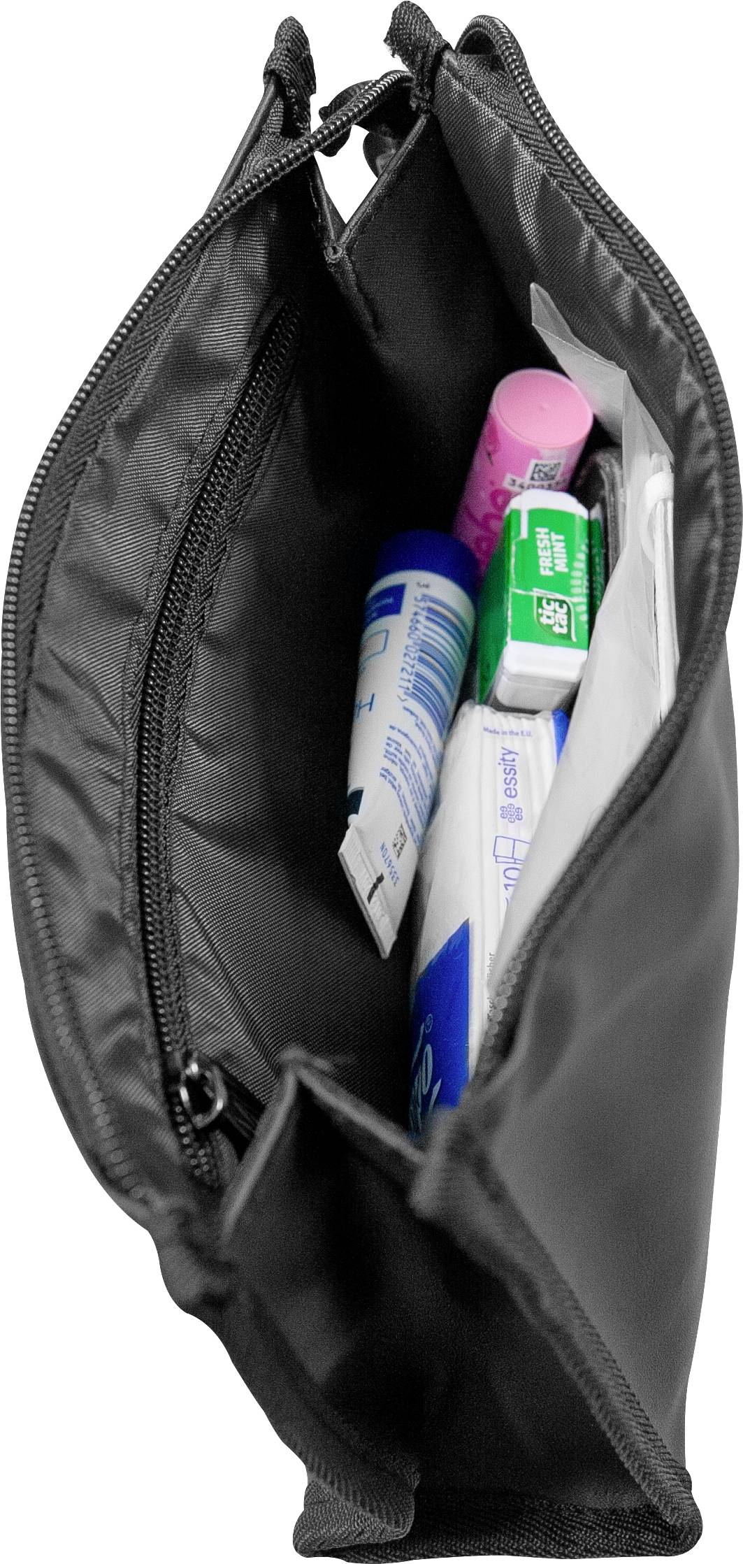 Ein schwarzes Etui mit Reißverschluss, geöffnet und gefüllt mit Zahnpasta, Zahnbürste, Stiften und weiteren kleinen Gegenständen.