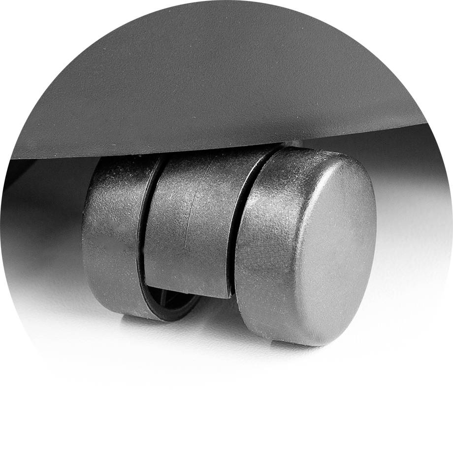 Bürostuhlrad in Nahaufnahme; schwarze, drehbare Rollen an einem glatten Boden.