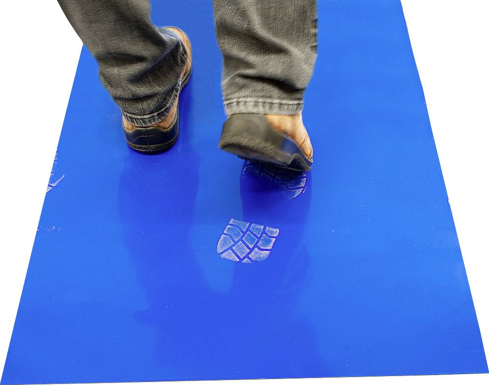 Person läuft über eine blaue Klebematte, die den Schuhabdruck sichtbar macht.