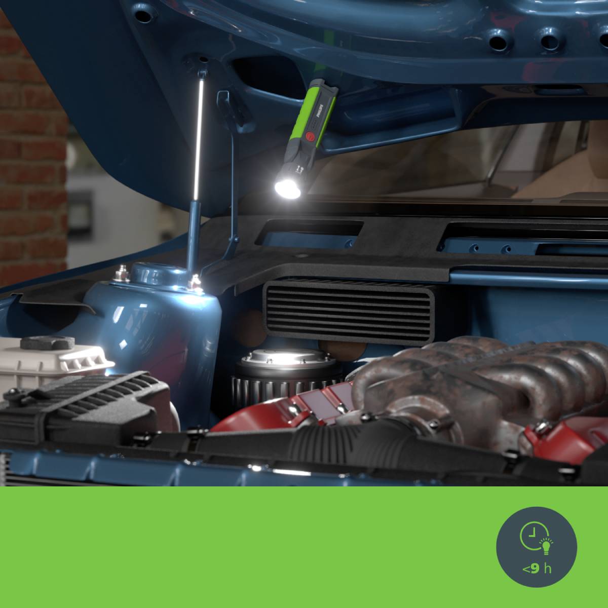 Blick unter eine geöffnete Motorhaube, mit einer Arbeitsleuchte und technischen Teilen wie einem rotierenden Lüfter.
