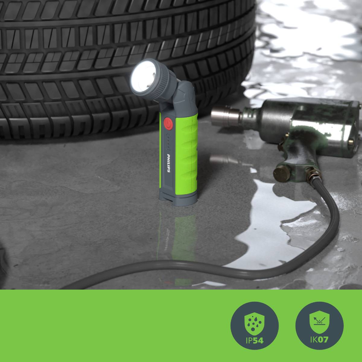 Taschenlampe und Luftschlagschrauber vor Autoreifen auf nassem Boden. Symbole weisen auf Schutzgrad IP54 und Robustheit IK07 hin.