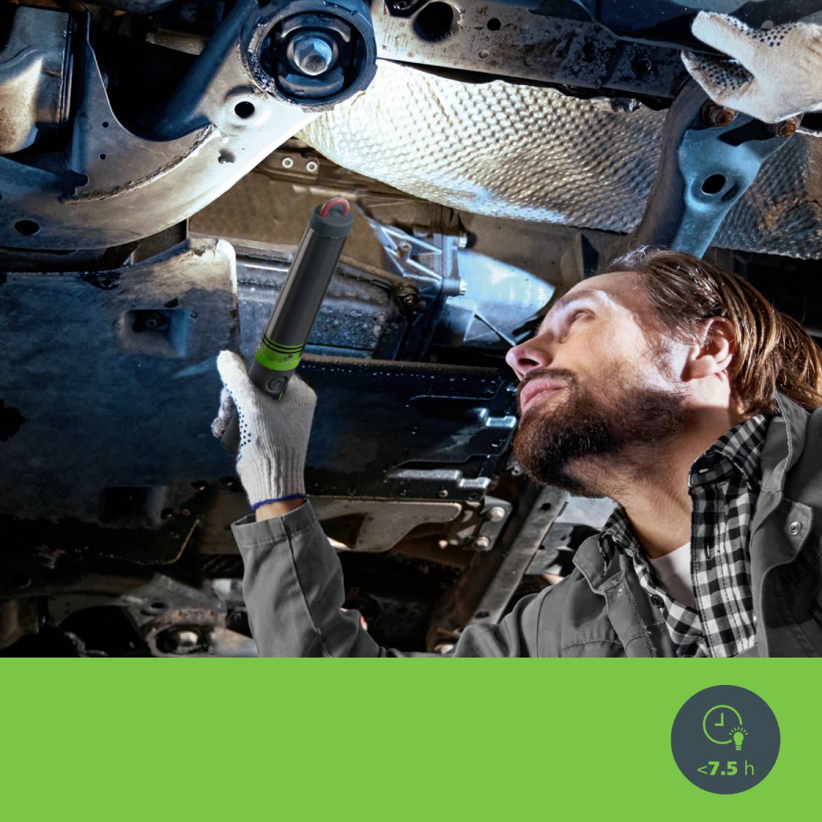 Mann inspiziert Fahrzeugunterseite mit einer Taschenlampe, trägt Arbeitskleidung und Handschuhe. Grüner Balken mit Uhrensymbol unten.