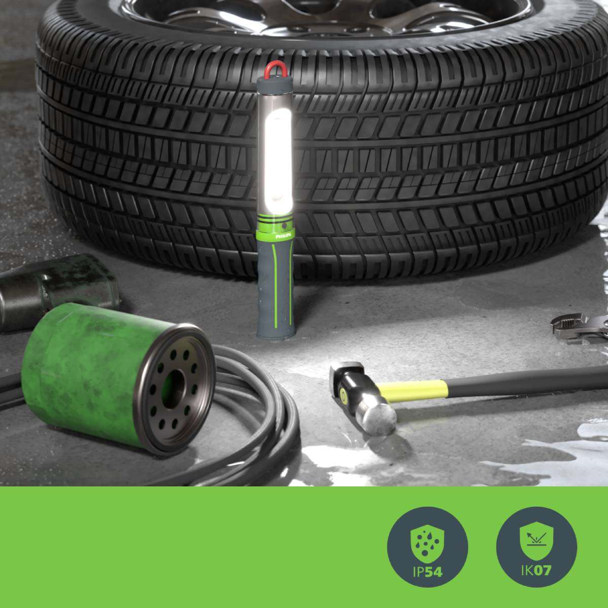 Reifenreparatur-Szene mit einer leuchtenden Arbeitslampe, ergänzt durch Werkzeug und technische Infos zur Lampe: IP54, IK07.