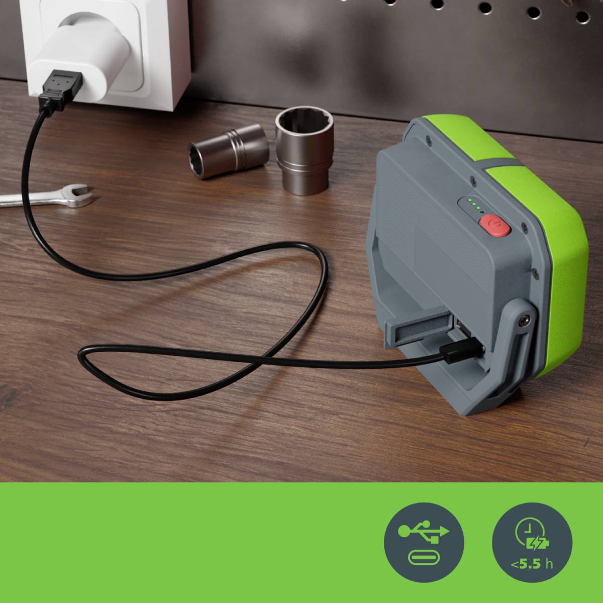 Ein Akku wird an eine Steckdose angeschlossen und geladen. Im Hintergrund einige Metallteile. Das Bild betont Ladeeffizienz.