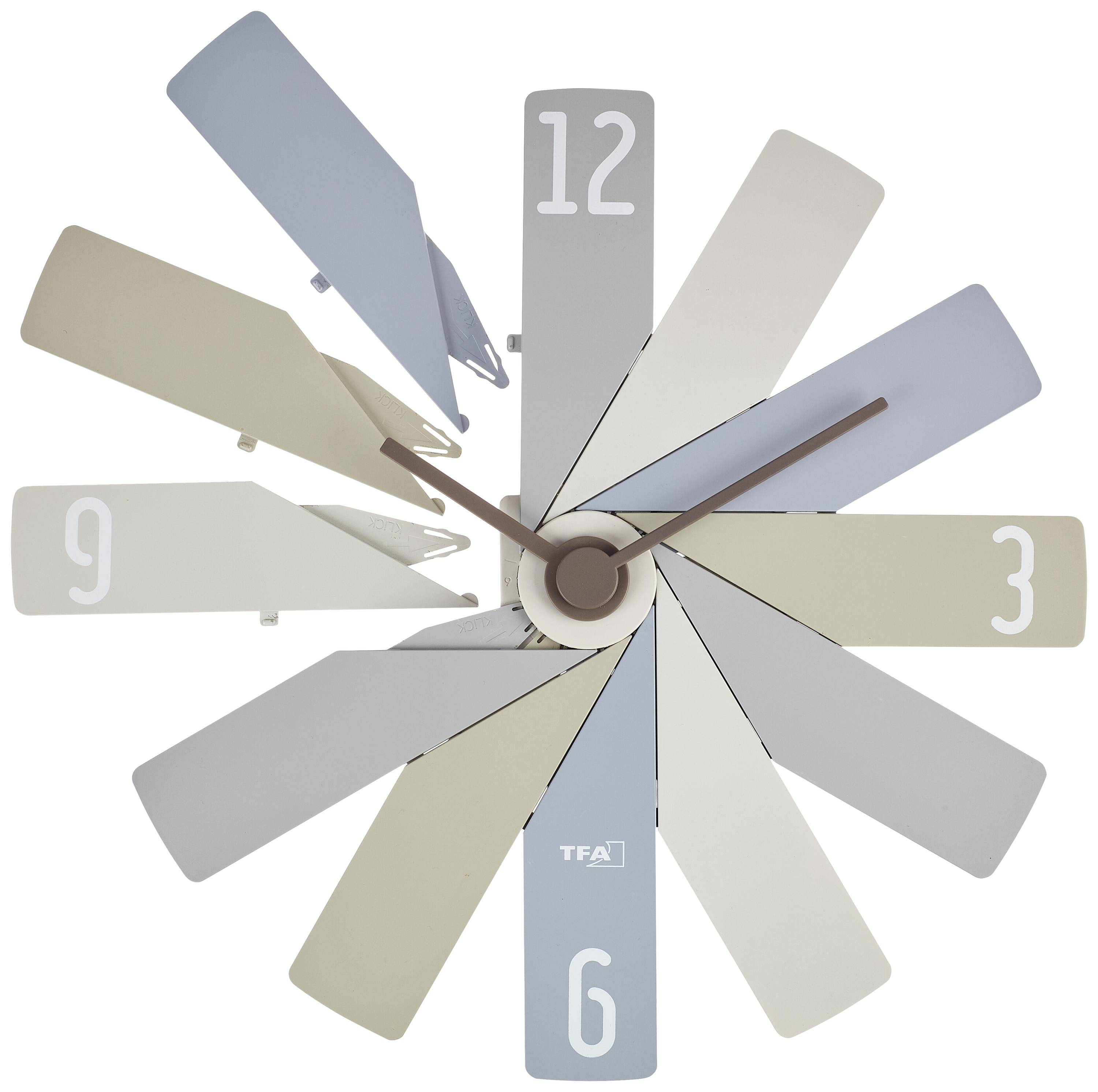 Eine dekorative Uhr mit zwölf verschiedenen, paddelförmigen Blättern in Pastellfarben, zeigt die Zahlen '3', '6', '9' und '12'.