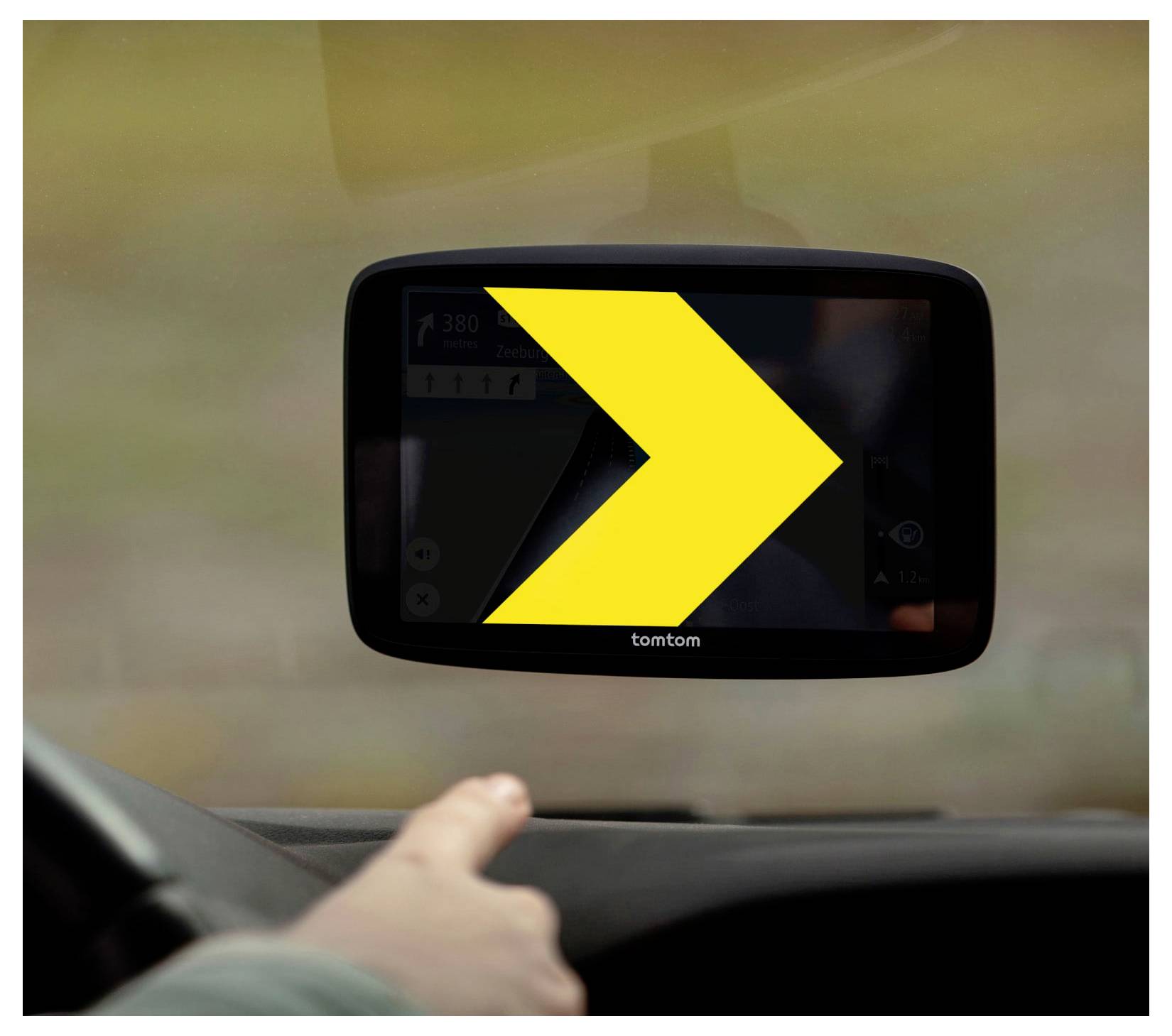 Navigationsdisplay im Auto mit einem großen gelben Rechtspfeil, während ein Fahrer von innen aus dem Fahrzeug nach vorne zeigt.