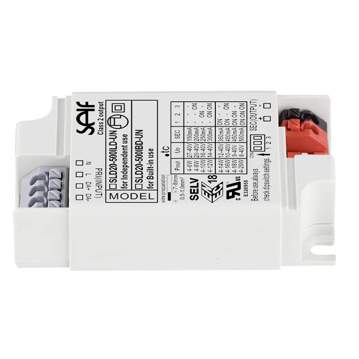Ein weißes elektrisches Gerät mit Modellnummern und Spezifikationen, darunter 'SELV'. Es hat Anschlüsse und rote Elemente auf der rechten Seite.