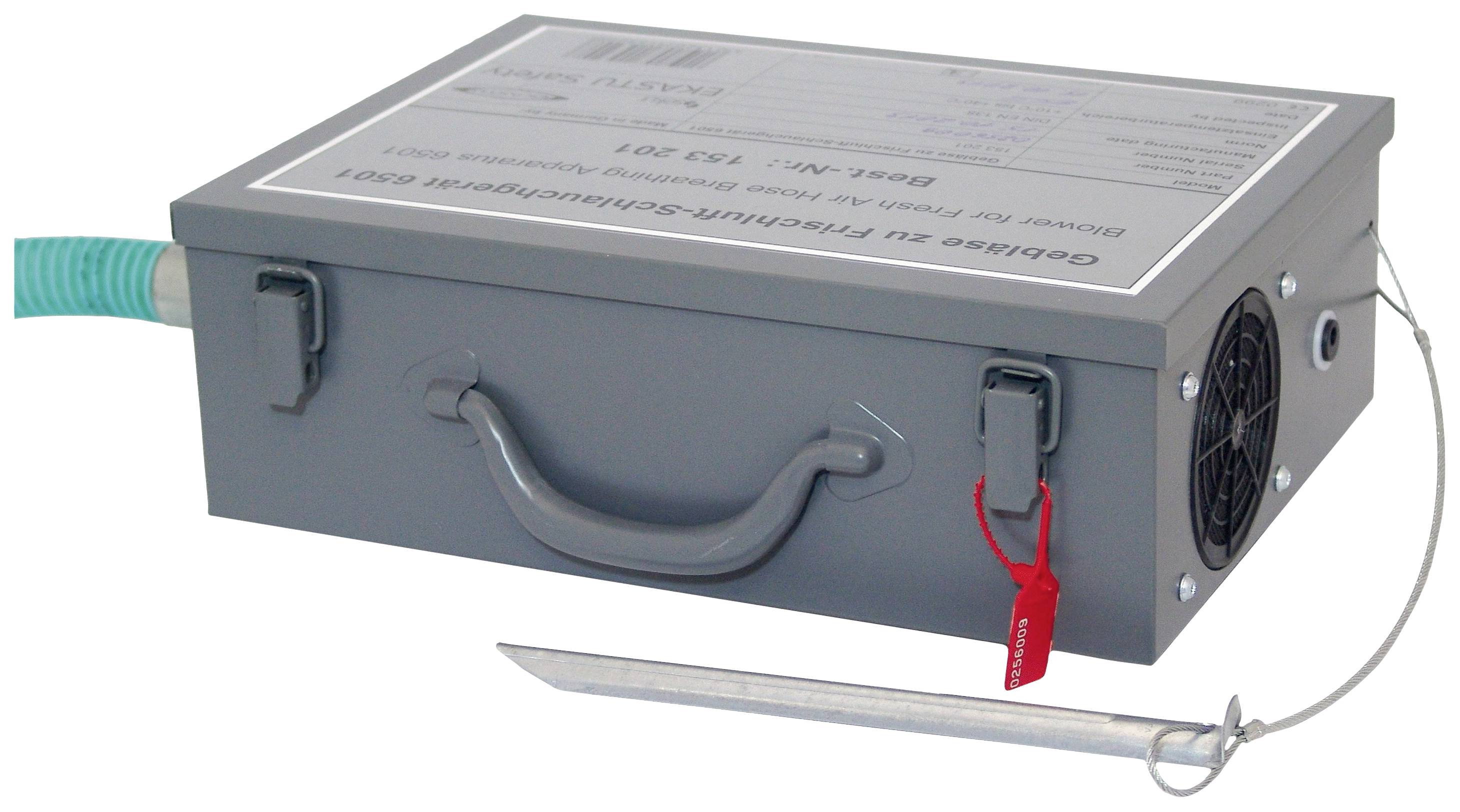 Grau-metallic Gehäuse mit Griff und Lüftung, verbunden mit einem Erdungskabel und einer Erdungssonde.