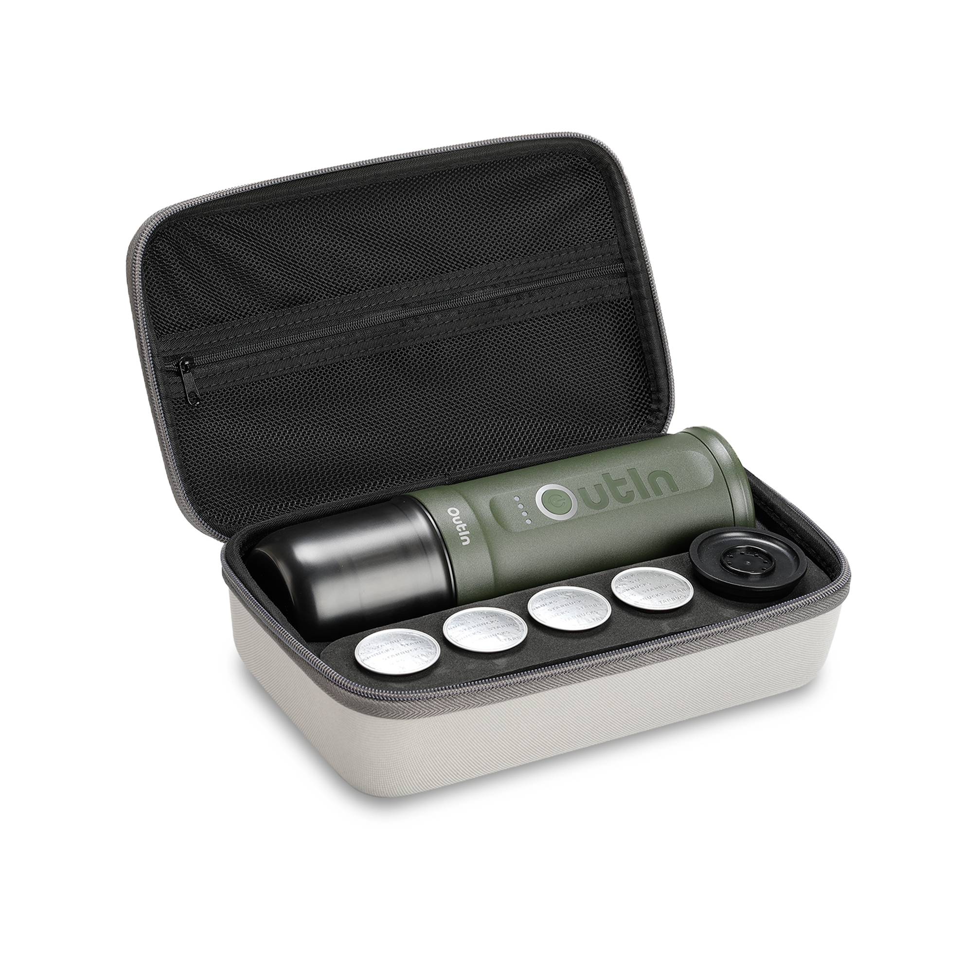 Ein grünes, tragbares Kaffeemaschinen-Set in offener Tasche, enthaltend eine Maschine, fünf Kapseln und einen Deckel. Ideal für unterwegs.