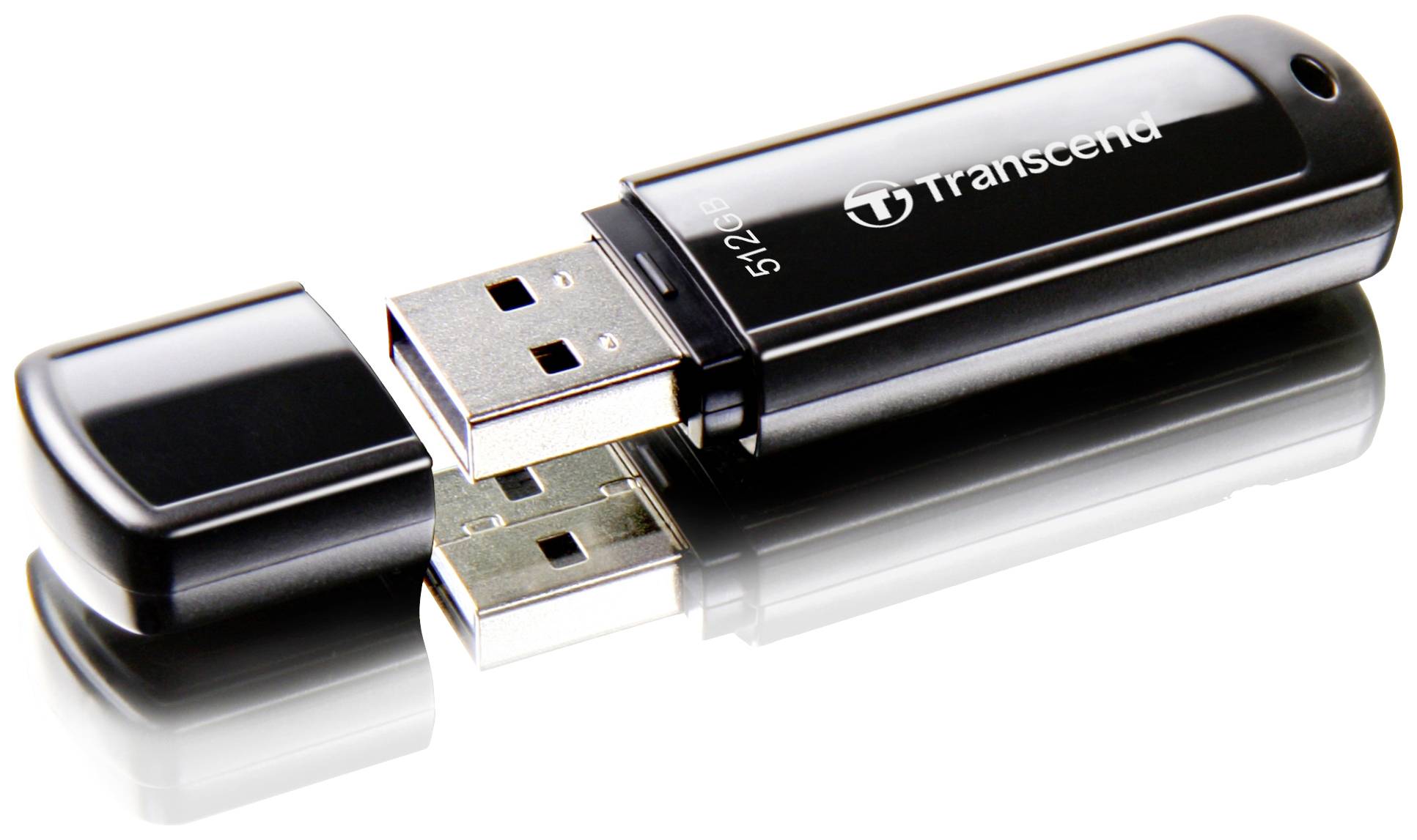 Ein schwarzer USB-Stick mit geöffnetem Deckel, Marke Transcend, liegt auf einer reflektierenden Oberfläche.