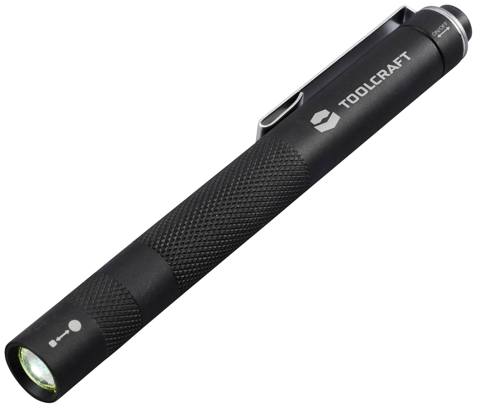 Schwarze Taschenlampe mit Clip und Rautenmustergriff, leuchtet vorne. Marke 'TOOLCRAFT' auf der Seite in weißer Schrift.