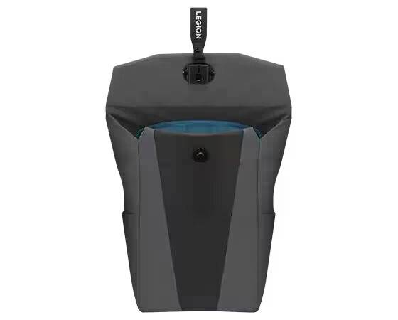 Ein grauer Laptop-Rucksack mit einer schwarzen Schnalle und dem Text 'LEGION' auf dem Verschluss.