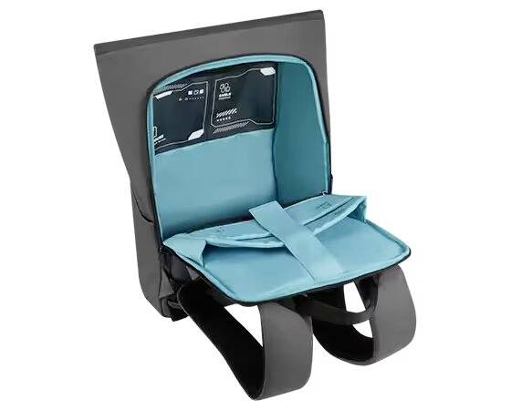 Ein geöffneter schwarzer Rucksack mit türkisfarbenem Innenfutter, innen Taschen und Fächer sichtbar.