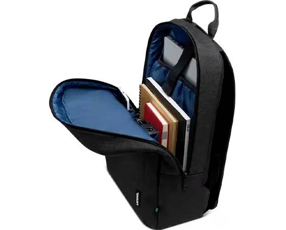 Schwarzer Rucksack mit offener Vorderseite, in dem Bücher, Notizbücher und ein Tablet sichtbar sind. Ideal für den Schul- oder Arbeitsgebrauch.