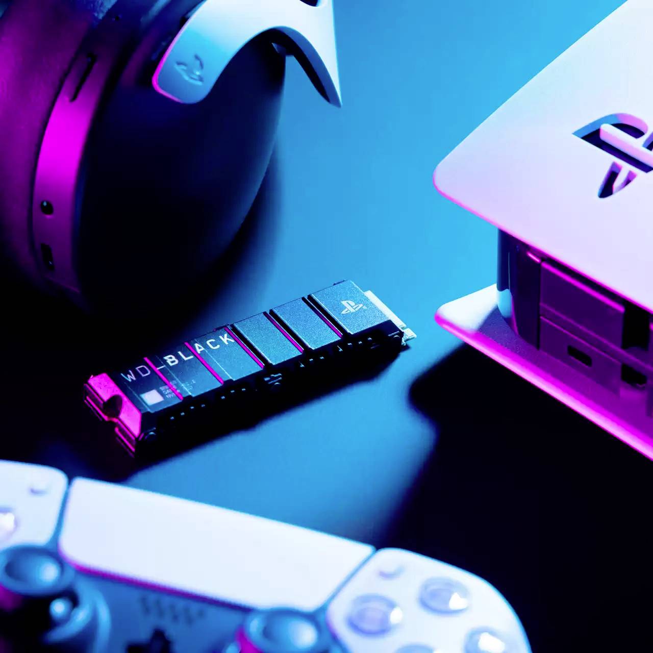 Ein USB-Laufwerk und ein Laptop mit einem markanten Logo im schummrigen Licht. Daneben Kopfhörer und ein Controller, die Spiele-Thema andeuten.