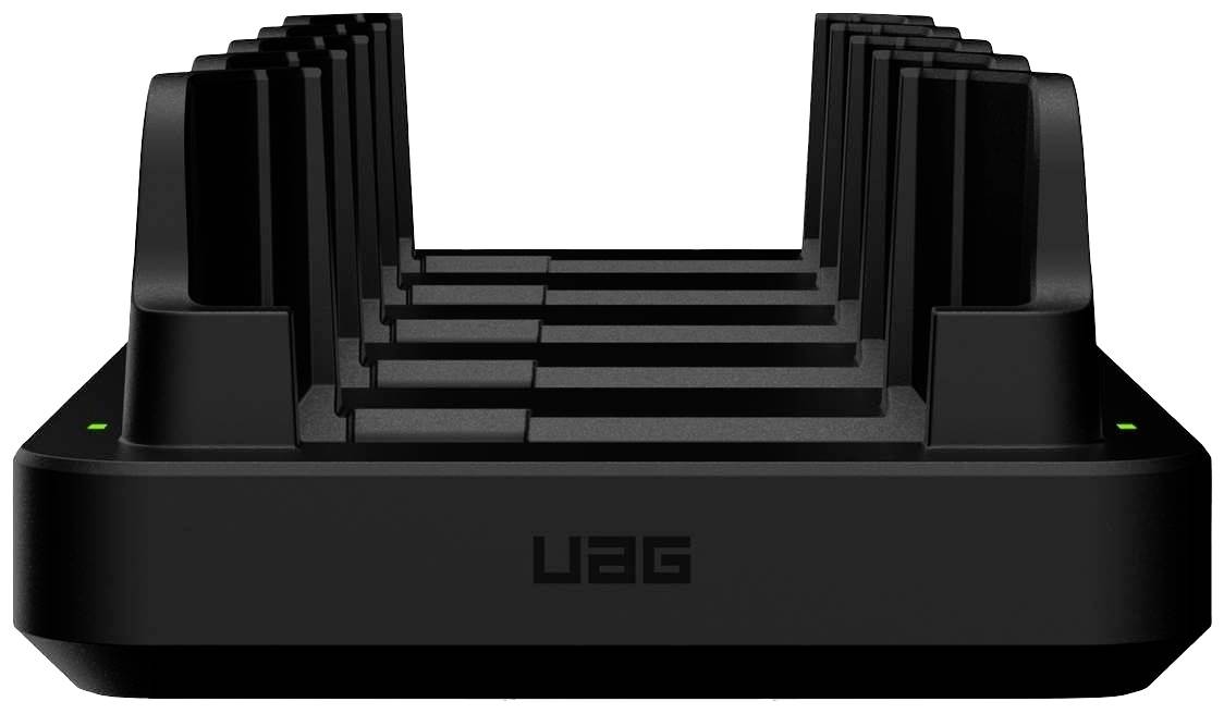 Ein schwarzes, rechteckiges Ladegerät von UAG mit mehreren Steckplätzen, geeignet für gleichzeitiges Laden mehrerer Geräte.