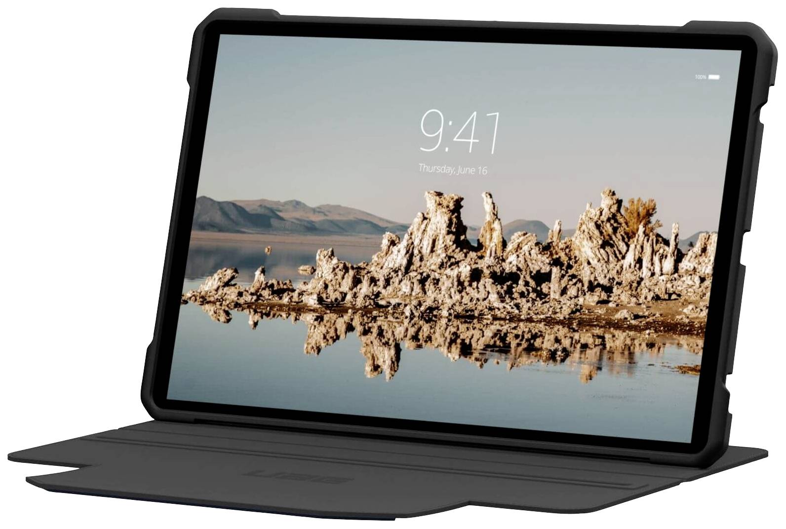 Tablet in einer Schutzhülle zeigt einen Bildschirm mit einem Naturbild von Felsen, die sich im Wasser spiegeln. Uhrzeit 9:41.