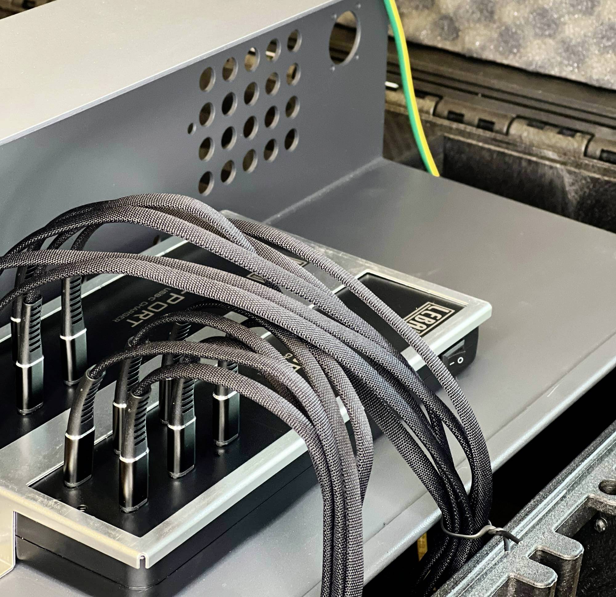 Leba Innovation NoteCase Falcon Lade- und Managementsystem Mobiles Ladesystem 10 Tablets