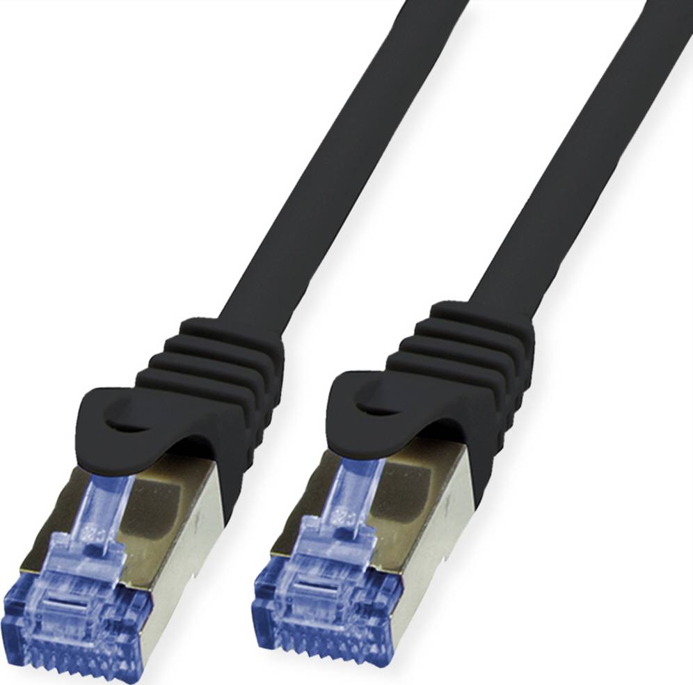 Zwei schwarze Ethernet-Kabel mit blauen RJ45-Steckern, verwendet für Netzwerkverbindungen.