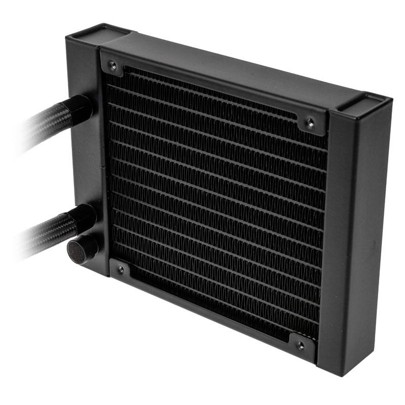 Ein schwarzer Lüfterkühler mit Rippenstruktur, an den zwei Schläuche angeschlossen sind. Geeignet für die Kühlung elektronischer Geräte.