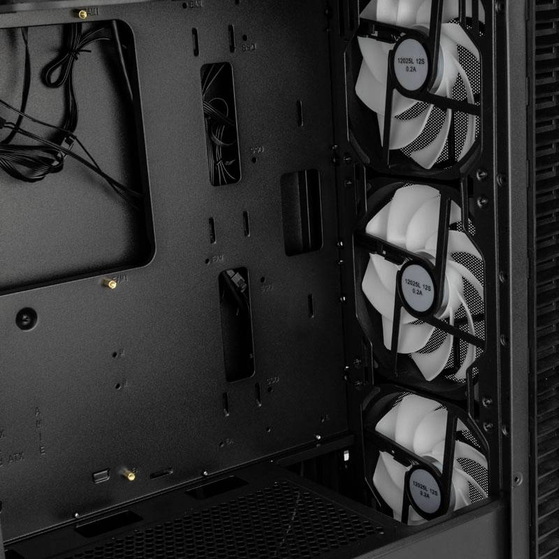 Ein offenes Computergehäuse mit drei sichtbaren Lüftern, Kabelmanagement und Montagesockeln im Inneren, bereit zur Installation von Hardware.