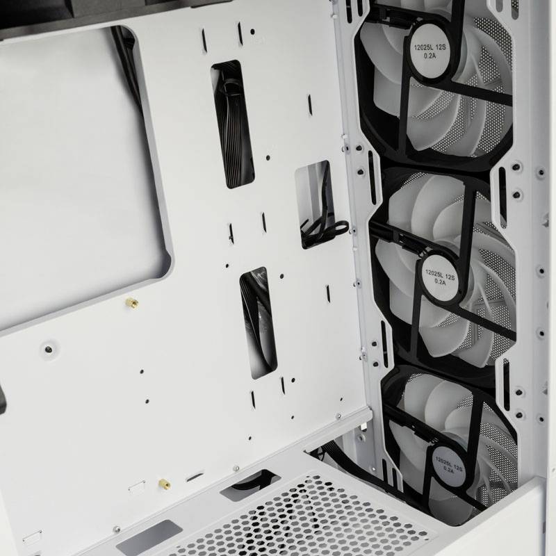 Ein offenes Computergehäuse mit installiertem Lüfter zur Kühlung. Die Innenansicht zeigt Befestigungsmöglichkeiten und Kabeldurchführungen.