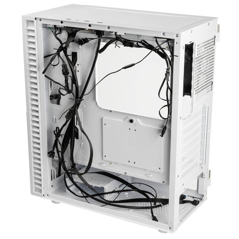 Leeres weißes Computergehäuse mit geöffnetem Seitenpanel, sichtbaren Kabeln und Halterungen für Computerkomponenten im Inneren.