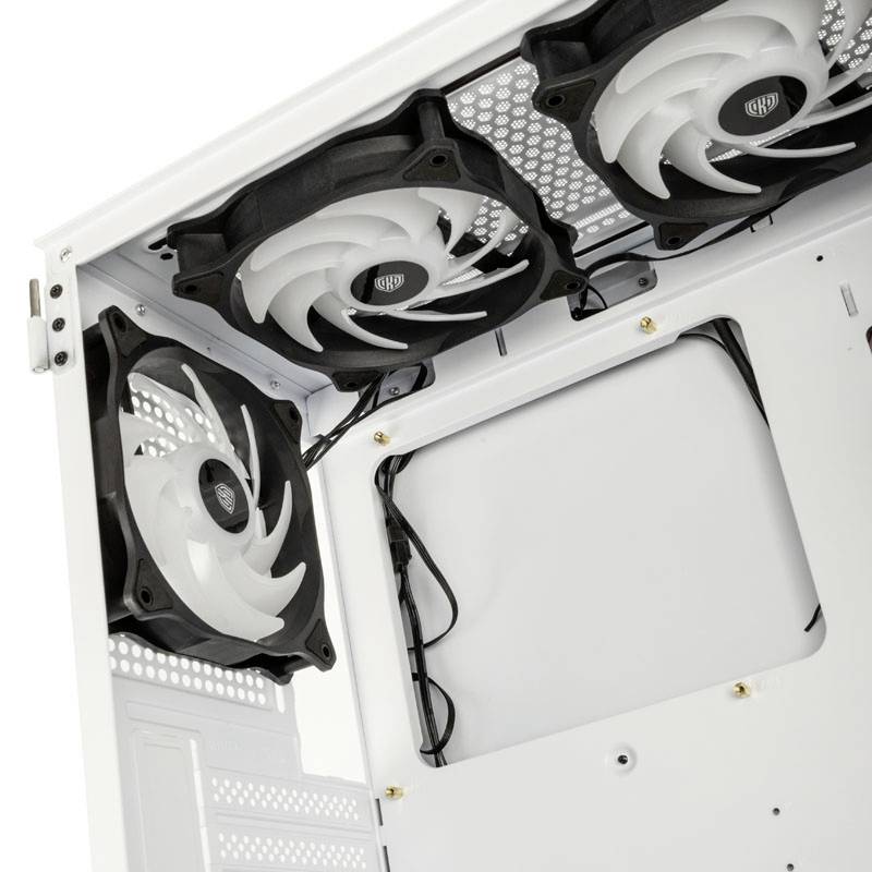 Ein weißes Computergehäuse mit vier eingebauten Lüftern, die für die Kühlung des Systems vorgesehen sind. Kabel sind ordentlich verlegt.