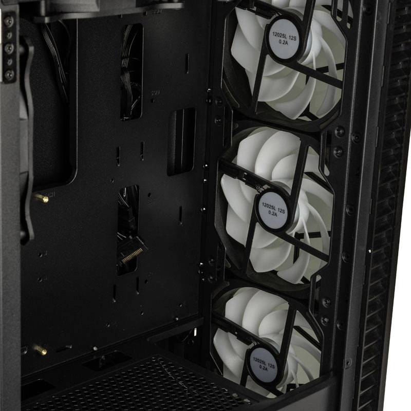 Ein offenes Computergehäuse zeigt drei installierte Lüfter, die vertikal angeordnet sind. Die Lüfter sind weiß mit schwarzen Rändern.